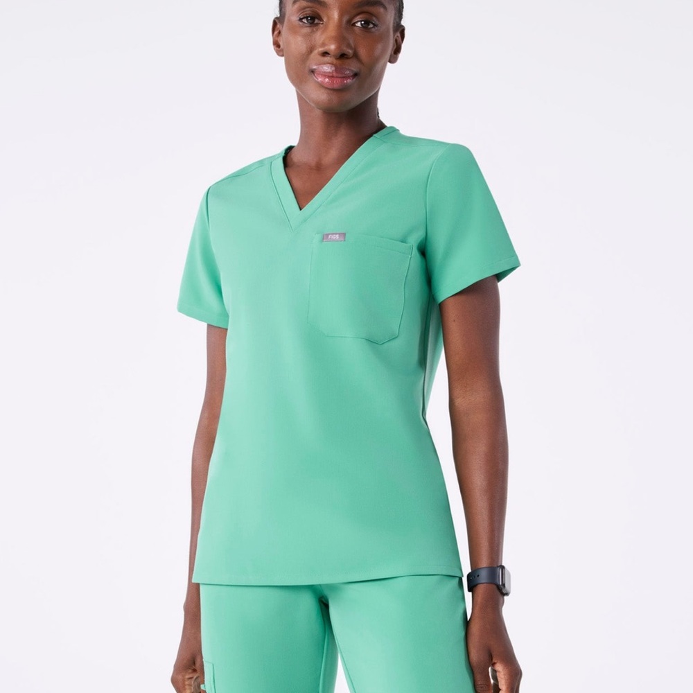 FIGS Women’s Catarina V-Neck Scrub Top Surgical Green Medium